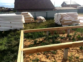 “Ermak” projesine göre 103 m² ev, Kostroma bölgesi: temel ve alt bağlama kirişi