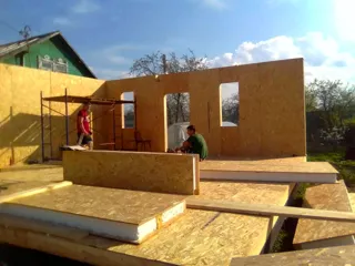Haus nach individuellem Entwurf, Gartengemeinschaft SNT „Woschod“: Wandmontage