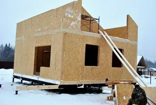 Haus nach Projekt „Radoniza“, Dorf Kadnikovo: Wandmontage