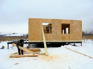 Haus nach Projekt „Radoniza“, Dorf Kadnikovo: Wandmontage
