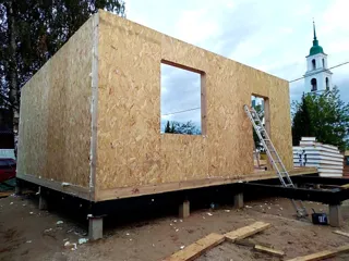 Haus nach Projekt „Slawjanskij Skit“, Dorf Dievo-Gorodishche: Wandmontage