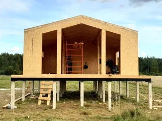 Haus nach individuellem Entwurf, Dorf Turovo: Wandmontage
