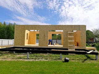 Haus nach Projekt „Mistika - S2.8“, Dorf Kukarino: Wandmontage