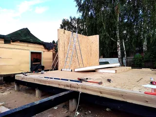 Haus nach Projekt „Slawjanskij Skit“, Dorf Dievo-Gorodishche: Wandmontage