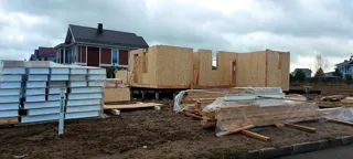 Haus nach individuellem Entwurf, Siedlung Severnyy: Wandmontage