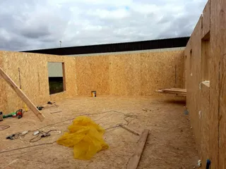 Haus nach individuellem Entwurf, Dorf Yudino: Wandmontage