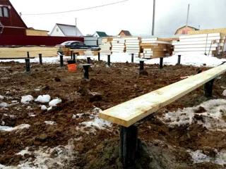 Haus nach Projekt „Sefir“, Siedlung Dubna: Fundament und Grundrahmen