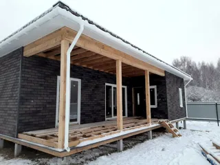 Haus nach Projekt „Randevu - E2.8“, Dorf Bashutino: Terrasse und Eingangsbereich