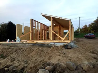 Haus nach Projekt „Barnhouse 76.1“, Dorf Zolotoruche: Wandmontage