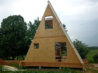 “A-Frame 57” projesine göre ev, Poddubnovo köyü: duvar montajı