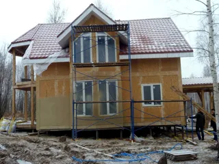 Haus nach individuellem Entwurf, Dorf Utechino: Wandmontage