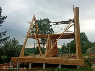 “A-Frame 57” projesine göre ev, Poddubnovo köyü: duvar montajı