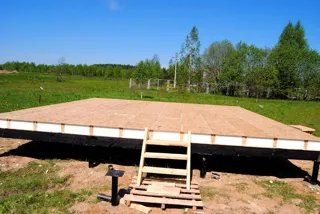 Haus nach Projekt „Musa“, Cottage-Siedlung „Schiwopisnyj bereg“: Boden aus SIP-Paneelen auf Höhe 0