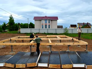 Haus nach Projekt „Michigan“, Galich: Fundament und Grundrahmen