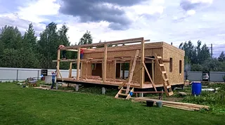 Haus nach Projekt „Mistika - S2.8“, Dorf Kukarino: Terrasse und Eingangsbereich