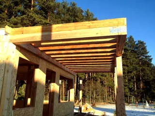 Haus nach individuellem Entwurf, Strunino: Terrasse und Eingangsbereich