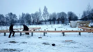Eingeschossiges Haus nach Projekt „Sabawa“, Dorf Dyakovo: Fundament auf Stahlbetonpfählen