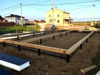 House built to a custom design, Pervyy settlement: foundation and sill strapping