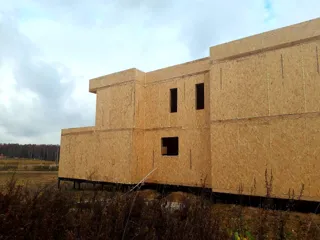 Haus nach Projekt „Grafit“, Siedlung Lyubashino: Wandmontage