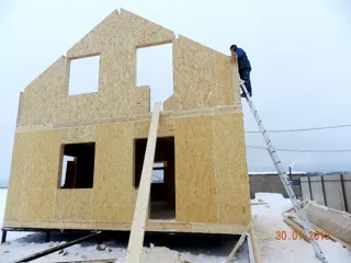 Haus nach Projekt „Arsamas“, Dorf Belyanitsy: Wandmontage