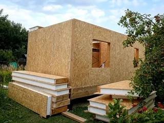 Haus nach Projekt „Kleines Ferienhaus“, Gebiet Kostroma: Wandmontage