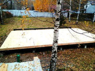 Haus nach Projekt „Mistika - S2.5“, Gartengemeinschaft SNT „Koltschugino“: Boden aus SIP-Paneelen auf Höhe 0