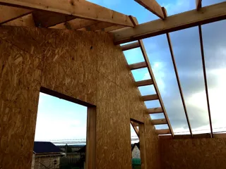 Haus nach individuellem Entwurf, Siedlung Pervyy: Dach