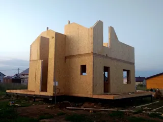 Haus nach individuellem Entwurf, Siedlung Pervyy: Wandmontage