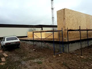 Haus nach individuellem Entwurf, Dorf Yudino: Wandmontage