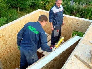 Haus nach Projekt „Radoniza“, Dorf Kryukovo: Wandmontage