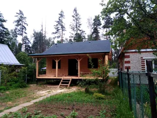 “Vernisazh” projesine göre ev, SNT “Polyana”: çatı