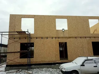 Haus nach individuellem Entwurf, Dorf Yudino: Wandmontage