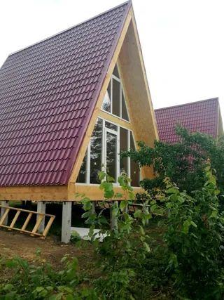 “A-Frame 57” projesine göre ev, Poddubnovo köyü: duvar montajı