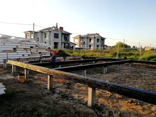 Haus nach individuellem Projekt, Dorf Kovarditsy: Fundament und Grundrahmen