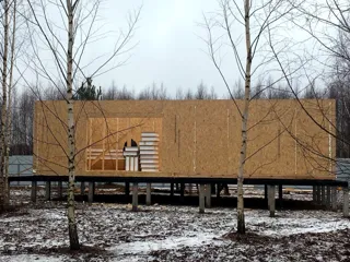 Haus nach Projekt „Korsar - D2.8“, Siedlung Gustomesovo: Wandmontage