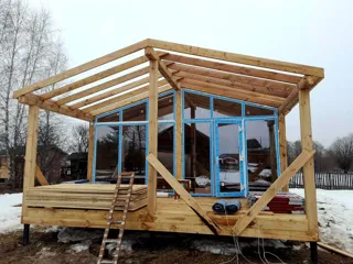 Haus nach Projekt „Barnhouse 39“, Dorf Tarandaevo: Terrasse und Eingangsbereich
