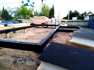 Haus nach Projekt „Slawjanskij Skit“, Dorf Dievo-Gorodishche: Fundament und Grundrahmen