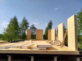 Haus nach Projekt „Mistika E“, Region Tula: Wandmontage