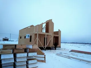 Haus nach Projekt „Akkord“, Siedlung Pervyy: Wandmontage