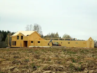Haus nach Projekt „Barskoe pomeste“, Gebiet Kostroma: Wandmontage