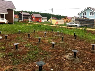 “Stil 108” projesine göre ev, Nijniy Novgorod bölgesi: temel ve alt bağlama kirişi