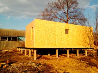 Haus nach Projekt „Mistika - E2.8“, Dorf Kurdumovo: Wandmontage