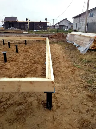 Haus nach individuellem Projekt, Siedlung Pervyy: Fundament und Grundrahmen