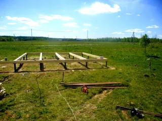 Haus nach Projekt „Musa“, Cottage-Siedlung „Schiwopisnyj bereg“: Fundament und Grundrahmen