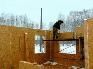 Haus nach Projekt „Sews“, Dorf Koltsovo: Wandmontage