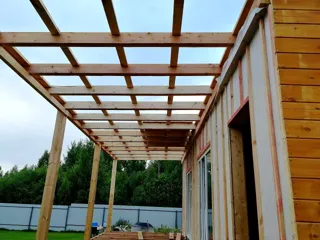 Haus nach Projekt „Mistika - S2.8“, Dorf Kukarino: Terrasse und Eingangsbereich