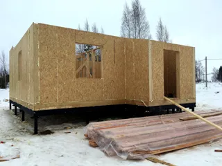 Haus nach individuellem Entwurf, Siedlung Shuvalovo: Wandmontage