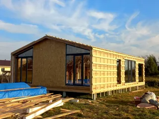 “Barnhouse 76.1” projeli ev, Strelnikovo köyü: pencereler ve kapılar