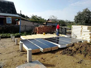 Haus nach Projekt „Dorofejewo“, Navoloki: Fundament und Grundrahmen