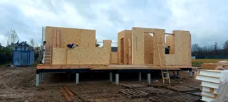 Haus nach individuellem Entwurf, Siedlung Severnyy: Wandmontage